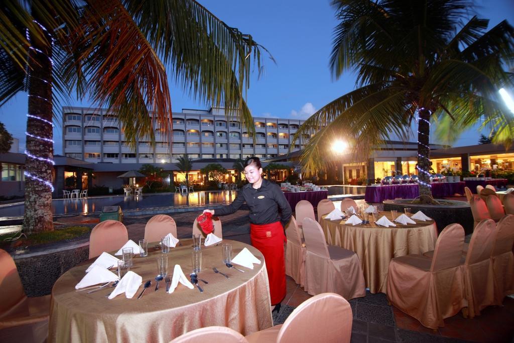 Pangeran Beach Hotel Padang  Exterior photo